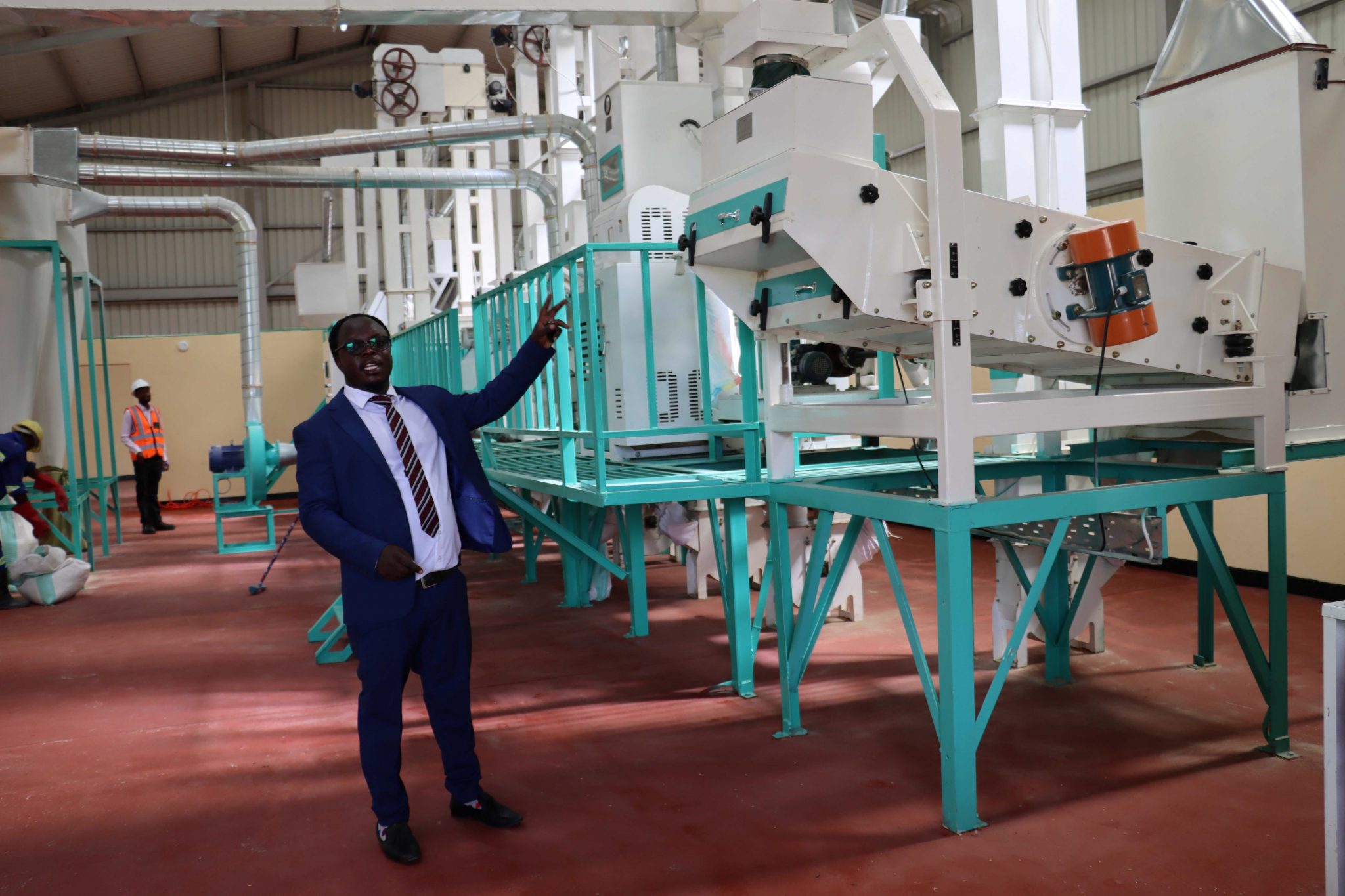 Chakwera tours Karonga’s value addition Nthola-Illola Rice Processing ...